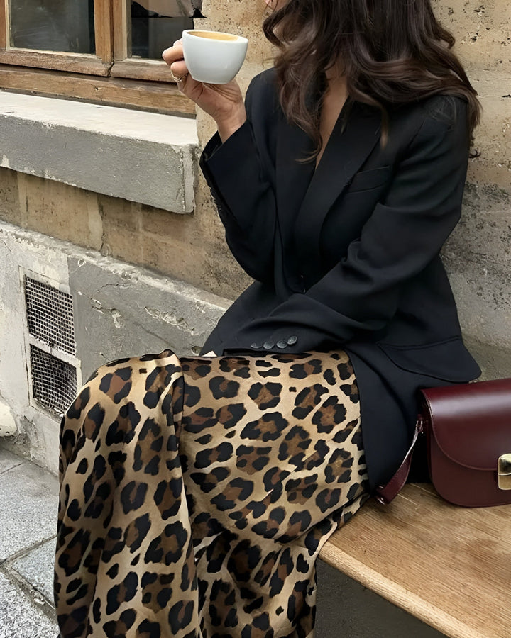 Trendy high-waisted Leopard skirt